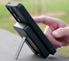 Алюминиевая подставка в пауэрбанке Rokform MagSafe емкостью 10 000 мАч удерживает подключенный телефон, чтобы им можно было пользоваться без рук. (Источник изображения: Rokform)