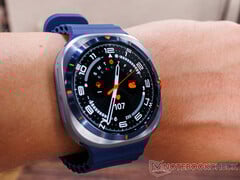 2025 Galaxy Watch Ultra (на фото) оснащены 64 ГБ памяти (Источник изображения: Notebookcheck)