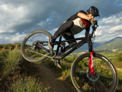 Модель Trek Fuel Plus (на фото) оснащена мотором TQ HPR60 и более емким аккумулятором на 580 Втч. (Источник изображения: Trek Bikes)