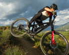 Модель Trek Fuel Plus (на фото) оснащена мотором TQ HPR60 и более емким аккумулятором на 580 Втч. (Источник изображения: Trek Bikes)