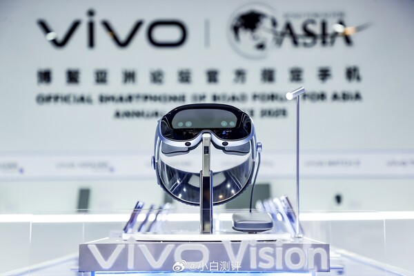 Vivo Vision имеет дизайн, похожий на дизайн Apple Vision Pro. (Источник изображения: 小白测评 на Weibo)