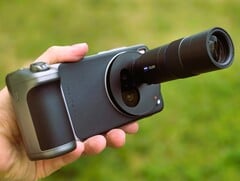 Обзор Vivo X200 Ultra с аксессуарами для фотокамеры. (Источник изображения: Маркус Хербрих)