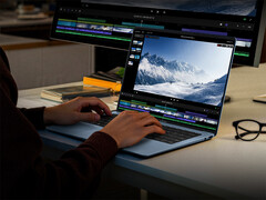 Book Pro 14 имеет тонкий и легкий дизайн. На фото: промо-изображение, демонстрирующее, как ноутбук справляется с рабочей нагрузкой.