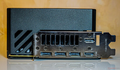 Порты: 2x DisplayPort 2.1b-out, 2x HDMI 2.1b-out