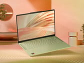 IdeaPad Vibe 14Q8X12 в одном из семи цветов, доступных на старте продаж.