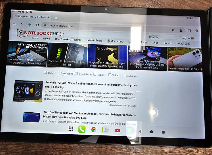 Блестящий дисплей (Teclast T65 Max) при слабом источнике света