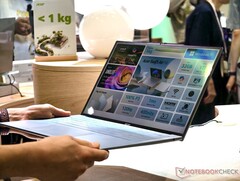 Acer Swift Air 16 весит 2,2 фунта, его можно держать одной рукой (Источник изображения: Notebookcheck)