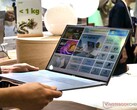 Acer Swift Air 16 весит 2,2 фунта, его можно держать одной рукой (Источник изображения: Notebookcheck)