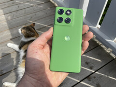 Зеленый вариант Edge 60 имеет отделку из искусственной кожи. Синий вариант больше похож на тканевую обложку. (Источник изображения: Maniel Masiero/Notebookcheck)