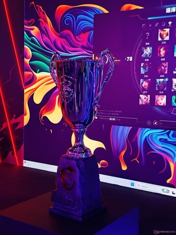 Победитель киберспортивного турнира по WoW получает трофей MSI Gaming Arena