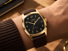 Часы Timex Marlin Tonneau TW2Y84500IK имеют корпус золотистого цвета