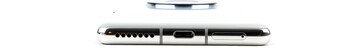 Нижняя грань: динамик, порт USB, слот карт памяти