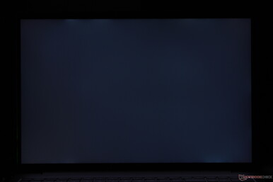 Небольшая неравномерная подсветка по нижнему краю