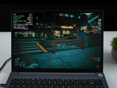Ноутбук AIM Max+, работающий под управлением Cyberpunk 2077 на интегрированном графическом процессоре Radeon 8060S, показывает внутриигровое наложение с TDP и температурой процессора. (Источник изображения: ETA PRIME на YouTube)