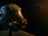 Крупный план реплики шлема спартанца из коллекционного издания Metro 2039 с тёмным визором, встроенными элементами противогаза и следами боевых повреждений.