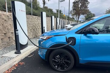 2027 Chevy Bolt EV у зарядного устройства Tesla Supercharger. (Источник изображения: GM Authority)