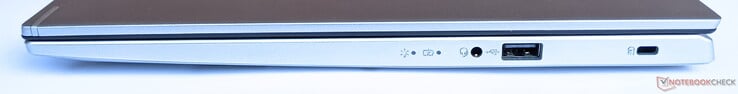 Правая сторона: комбинированный аудио разъем, 1x USB 2.0 Type-A, слот замка Kensington