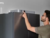 У устройства Jackery FridgeGuard имеется небольшой ЖК-экран