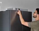 У устройства Jackery FridgeGuard имеется небольшой ЖК-экран