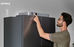 У устройства Jackery FridgeGuard имеется небольшой ЖК-экран