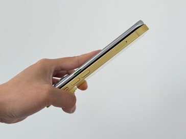 Infinix Hot 60 Pro+ против iPhone 14. (Источник изображения: UniverseIce on X)