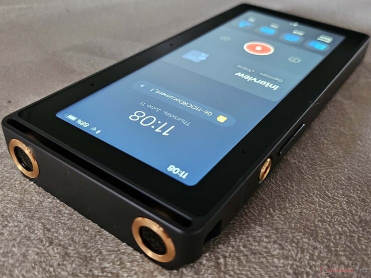 Устройство iFLYTEK AI Recorder S6 оснащено 2 направленными и 6 всенаправленными микрофонами.