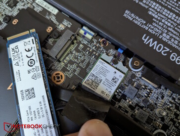 Модуль Wi-Fi расположен под одним из SSD