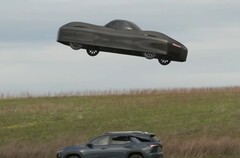 На снимке экрана видно, как электрическая модель A от Alef Aeronautics парит над другим автомобилем (Источник изображения: NBC News на YouTube)