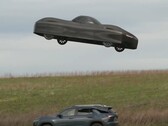 На снимке экрана видно, как электрическая модель A от Alef Aeronautics парит над другим автомобилем (Источник изображения: NBC News на YouTube)