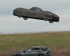 На снимке экрана видно, как электрическая модель A от Alef Aeronautics парит над другим автомобилем (Источник изображения: NBC News на YouTube)