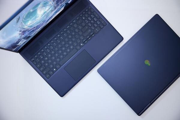 Alienware 16X Aurora имеет крышку и дно из анодированного алюминия с поддержкой открытия одной рукой.