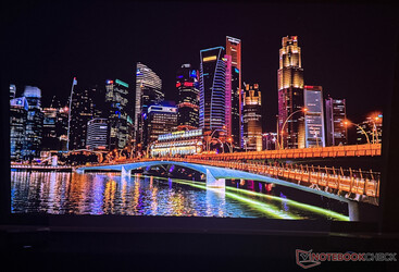 Nebula X1 Pro в затемненной комнате...