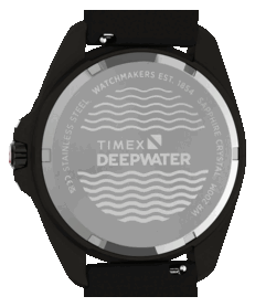 Крупный план задней крышки корпуса Timex Deepwater Arctic 200 с логотипом Deepwater и мотивом волн.