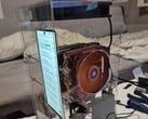 Нелепый мод, в рамках которого на материнскую плату смартфона Nubia Z70 Ultra были установлены два радиатора для ПК.