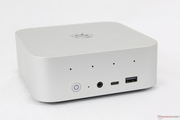 Спереди: Кнопка питания, кнопка сброса, 3,5 мм гарнитура, USB-C (10 Гбит/с), USB-A 3.2 (10 Гбит/с)