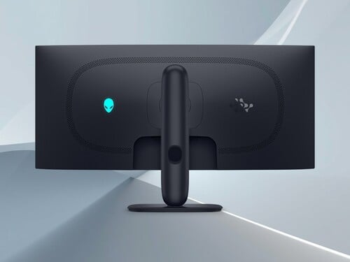 На снимке показана задняя часть 34-дюймового монитора Alienware AW3426DW с матрицей QD-OLED