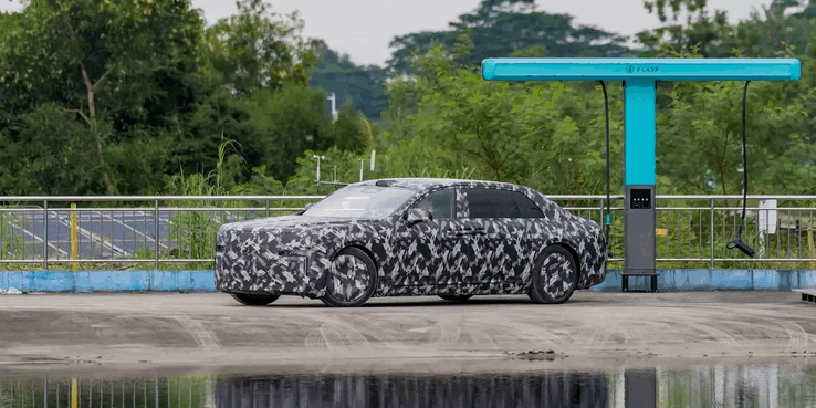 Седан Yangwang компании BYD на зарядной станции BYD