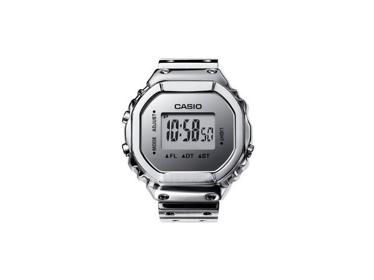 Вид спереди умных часов Casio CRW-H001M-8 в форме кольца с цифровым ЖК-дисплеем и полированной серебристой отделкой.