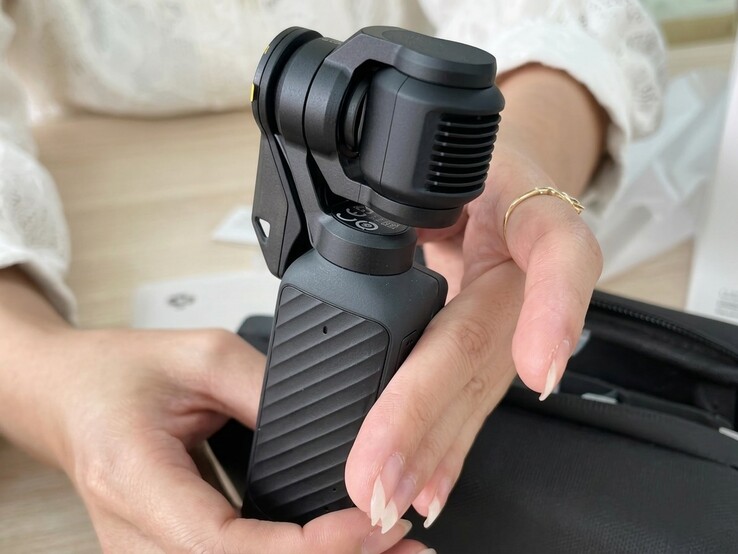 У DJI Osmo Pocket 4 появился новый, более компактный защитный чехол.