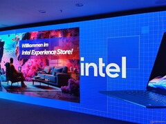 Большая светодиодная стена в магазине Intel Experience Store в Мюнхене (Источник изображения: Бенджамин Херциг)