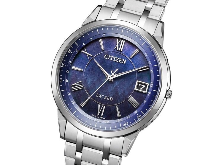 Часы Citizen Exceed «Утро в священном лесу» Eco-Drive оснащены циферблатом глубокого синего цвета с ненавязчивым узором, вдохновлённым лесом, сверкающими акцентами, стрелками и часовыми метками серебристого тона, а также указателем даты в положении «3 часа».