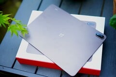 Несмотря на большой аккумулятор, устройство остаётся тонким — хотя вы заметите разницу в весе по сравнению с OnePlus Pad 4.