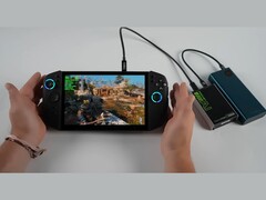 Портативный игровой ПК Lenovo Legion Go 2, работающий под управлением God of War: Ragnarok, в паре с корпусом Adlink Pocket AI GPU и банком питания в полностью портативной системе с батарейным питанием. (Источник изображения: ETA PRIME через YouTube)