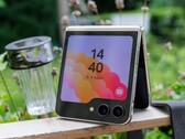 Appleпервый складной iPhone будет подражать Z Flip от Samsung, утверждается в докладе. (Источник изображения: Notebookcheck)