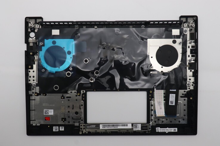 Крышка клавиатуры P14s Gen 6 Intel, демонстрирующая маленькие черные заклепки, которые удерживают клавиатуру на месте (источник изображения: Lenovo)