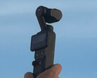 Компактная камера DJI Osmo Pocket с голубым небом за спиной
