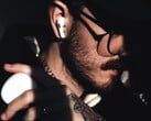Одно из следующих поколений AirPods будет оснащено камерой Visual Intelligence, как показано в утечке видео Apple, обнаруженной в macOS.