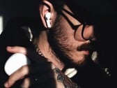 Одно из следующих поколений AirPods будет оснащено камерой Visual Intelligence, как показано в утечке видео Apple, обнаруженной в macOS.
