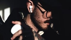 Одно из следующих поколений AirPods будет оснащено камерой Visual Intelligence, как показано в утечке видео Apple, обнаруженной в macOS.