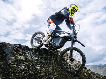 Segway Xaber 300 обладает мощностью, сравнимой с 300-кубовым мотоциклом с газовым двигателем. (Источник изображения: Segway)